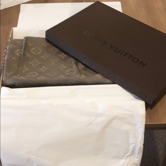 Louis Vuitton Accessories - Louis Vuitton Authentic Chale Monogram Verone